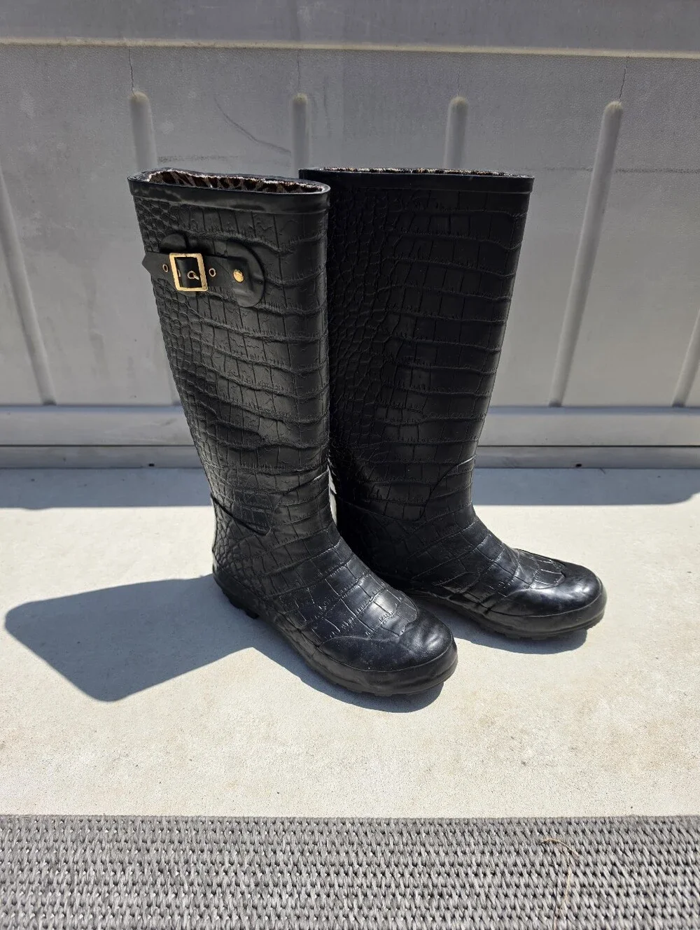 Khombu Black Crocodike Embossed Rain Boot — Size 9